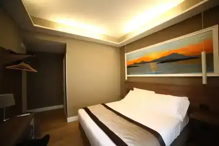 7th Floor Suite - 84