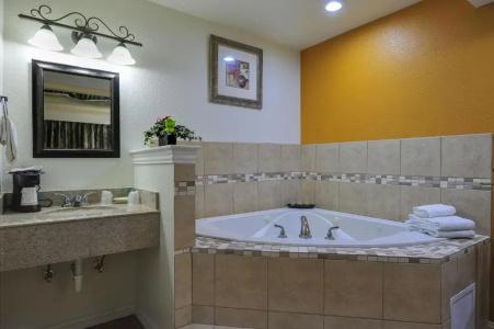 Romantic Inn & Suites - 30