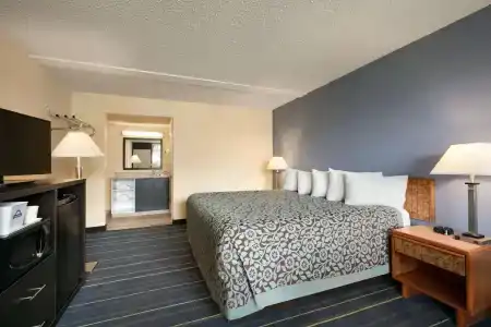 Days Inn by Wyndham/Central - 18