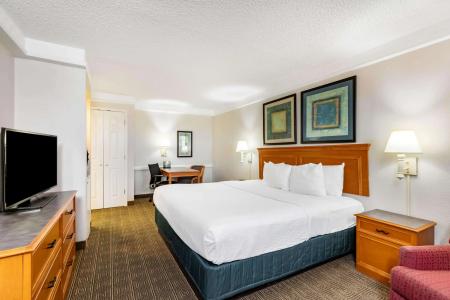 La Quinta Inn By Wyndham West - 2