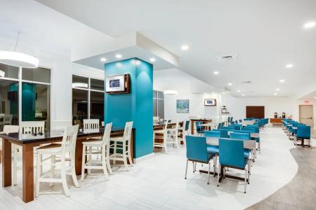 Holiday Inn Express & Suites Beach Beachfront by IHG - 37