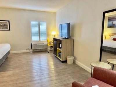 Days Inn & Suites by Wyndham - 106