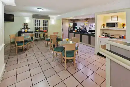La Quinta Inn by Wyndham Austin Oltorf - 11
