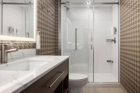 DoubleTree by Hilton - 7