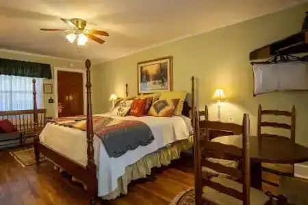 Hemlock Inn - 34