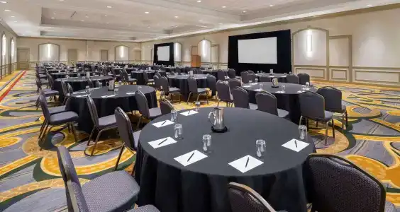 Hilton Indianapolis & Suites - 18