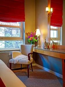 Giraffe by Library Hotel Collection - 85