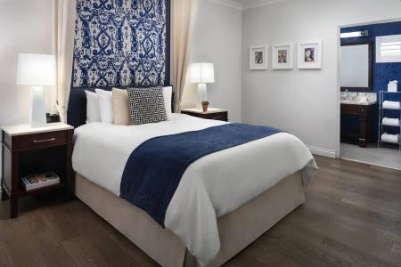 Triada, Autograph Collection - 38