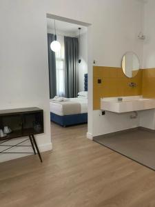Maroon Bottle Boutique Suites - 13