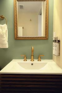 The Historic Peninsula Inn - 96