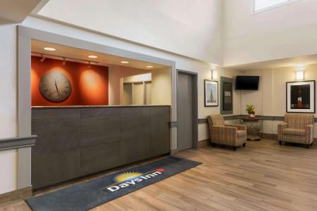 Days Inn by Wyndham Airport - 1