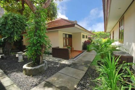 Yulia Beach Inn Kuta - 36