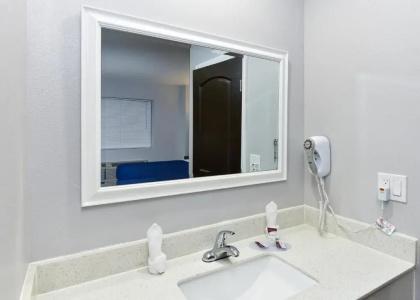Hollywood Inn Express Lax - 28