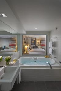 Crown Promenade - 10