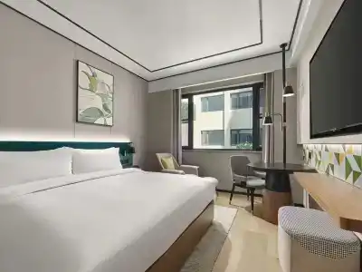 Hilton Garden Inn West Lake - 32