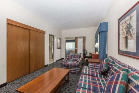 Baymont by Wyndham Airport - 56