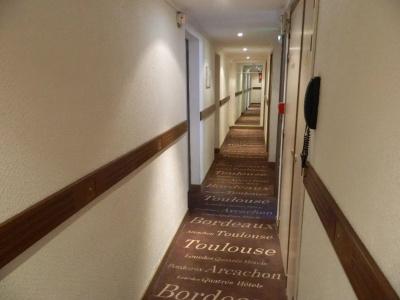 Ours Blanc - Place Victor Hugo - 11