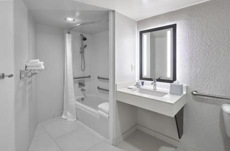 Four Points by Sheraton Downtown - 71