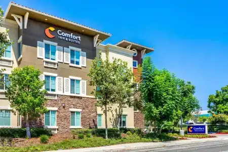 Comfort Inn & Suites Near Airport - 43