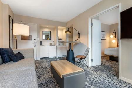Sheraton Suites Old Town - 58