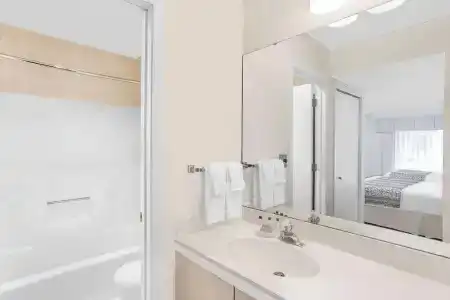 Hawthorn Suites - 39