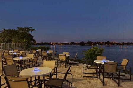 Cambria Miami Airport - Blue Lagoon - 34
