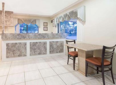 Super 8 by Wyndham Ft Walton Beach - 6