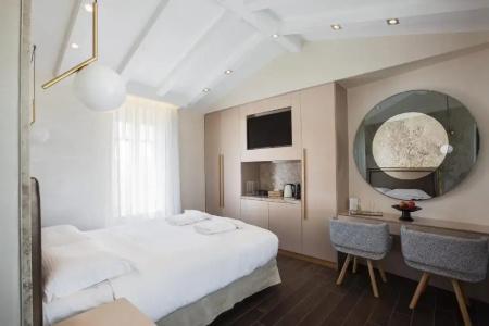 Consolato Boutique - 113