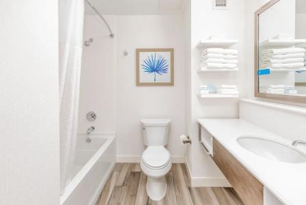 Hampton Inn & Suites Beach-Beachfront - 51