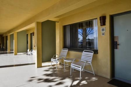 Best Western Royal Sun Inn & Suites - 102