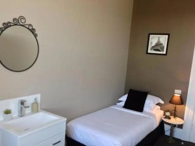 Centennial Inn on Bathurst - 12