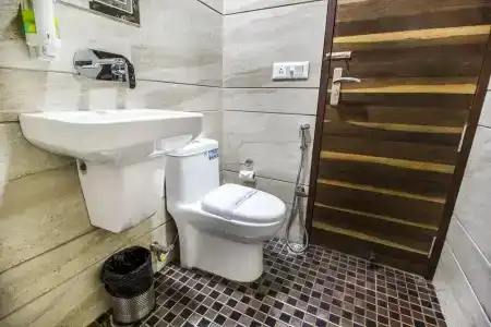 FabSapphire Inn - 19