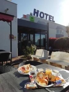 Contact Hôtel Le Provençal Bordeaux Lac avec Bornes électriques - 12