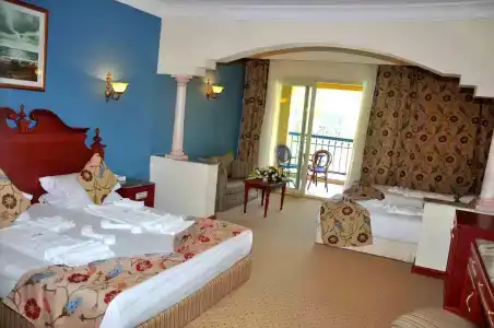 Titanic Palace - Families and Couples only - 5
