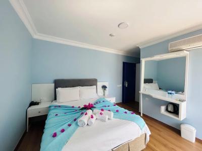 Boutique Marquis Blue - 33