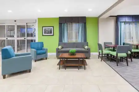 Baymont by Wyndham Center - 10