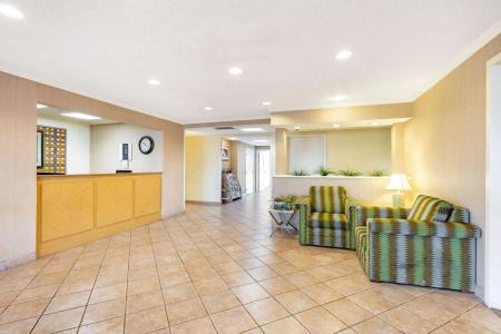 La Quinta By Wyndham East - 9