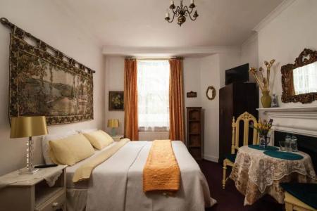 Dawson Place, Juliette's - 53