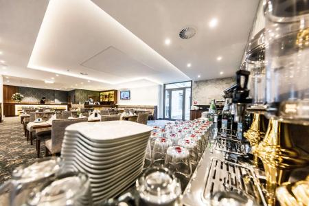 Best Western Plus Royal Suites - 18