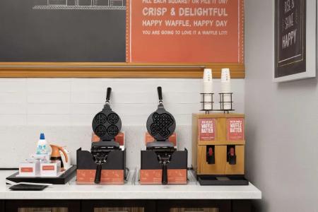 Hampton Inn & Suites/East - 13