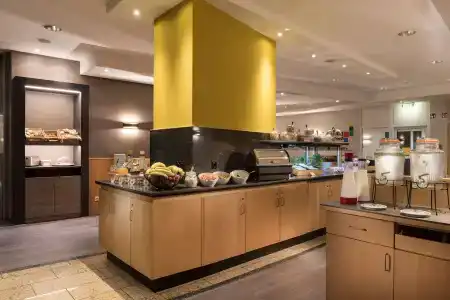 Ramada by Wyndham Hannover - 10