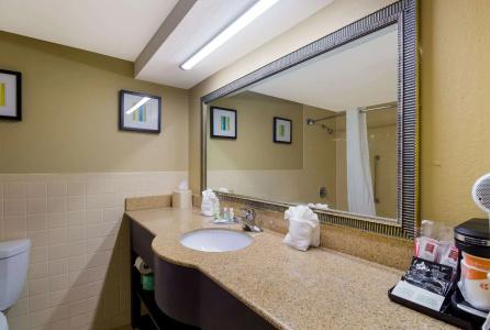 Quality Inn - 8