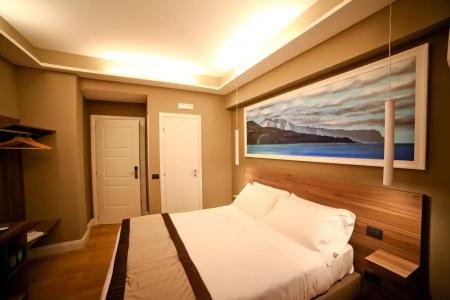 7th Floor Suite - 7