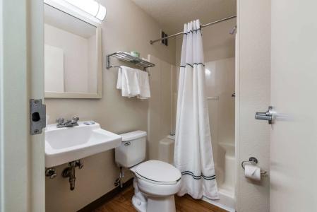 Hometowne Studios by Red Roof - University Pkwy - 9