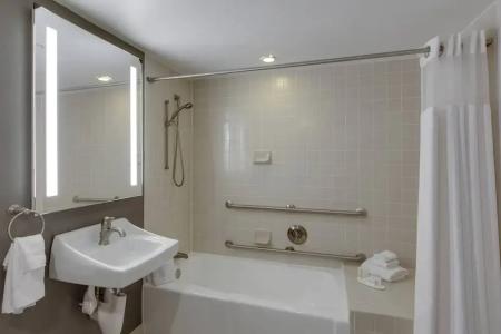 Courtyard by Marriott Boston Logan Airport - 38