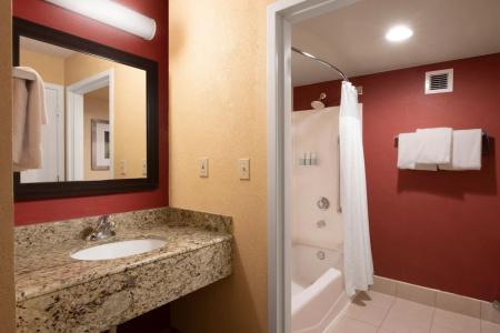 Courtyard by Marriott Dallas in Legacy Park - 39