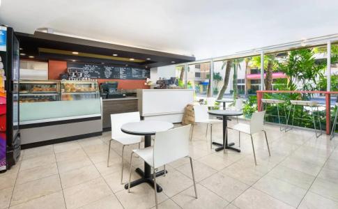 Courtyard by Marriott Waikiki Beach - 20