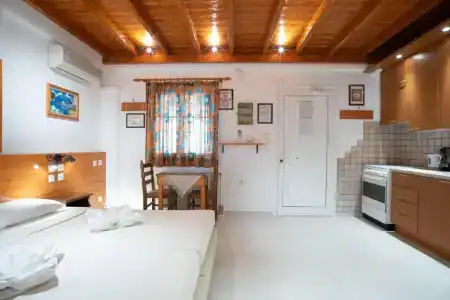 Kontaratos Studios & - 578