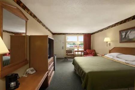 Super 8 by Wyndham/Downtown - 27