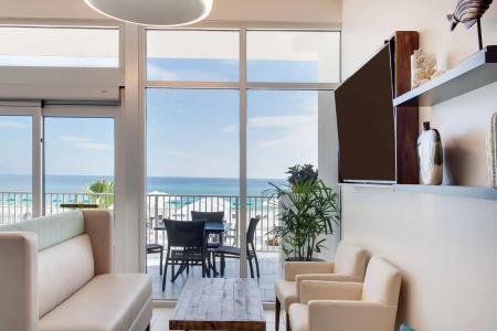 Holiday Inn Express & Suites Beach Beachfront by IHG - 7